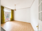 Wohnzimmer mit Balkon
