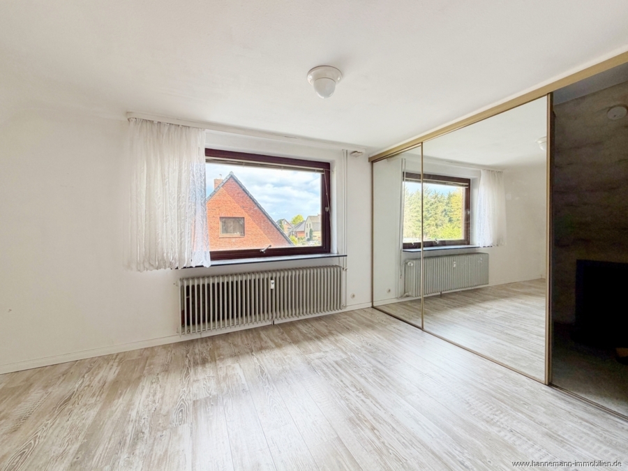 Schlafzimmer re. OG